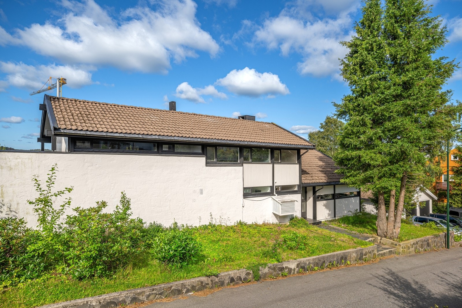 Det er satt opp skjermende mur for mindre innsyn. Galleribilde