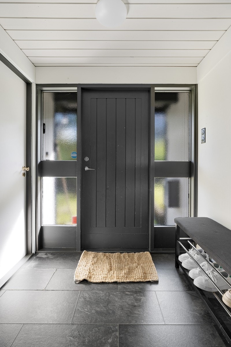 Gang/Vindfang m/plass til skohylle. Til venstre er det inngang til vaskerom. Galleribilde