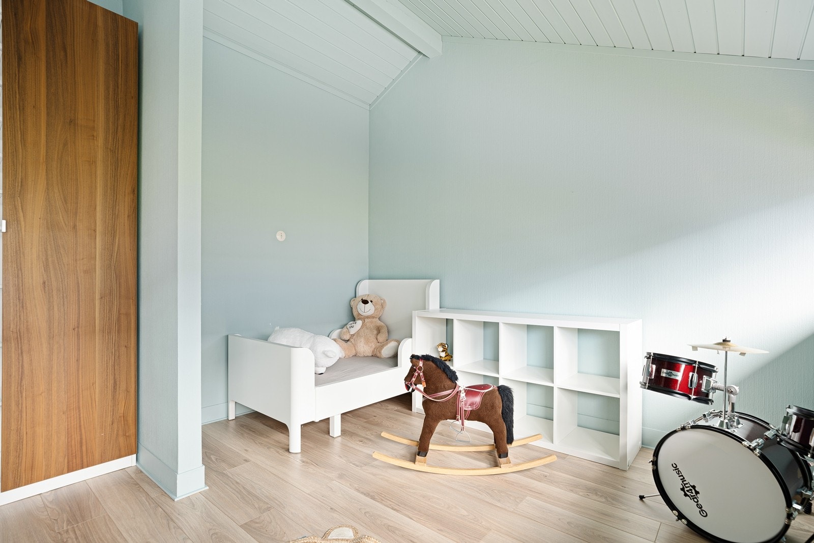 Rommet er malt i duse farger og passer ypperlig som barnerom. Galleribilde