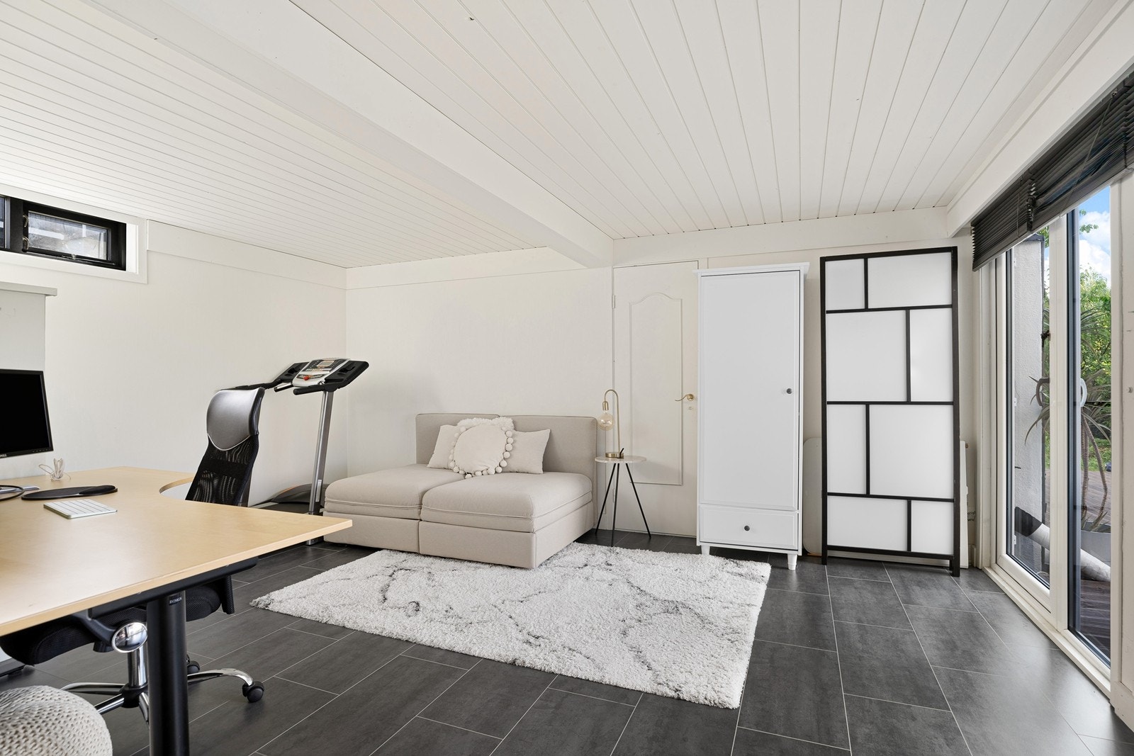 Innredet rom som er blitt benyttet til kontor (ikke godkjent til varig opphold eller bruksendret). Det er videre inngang til bod samt dør til uteplass. Galleribilde