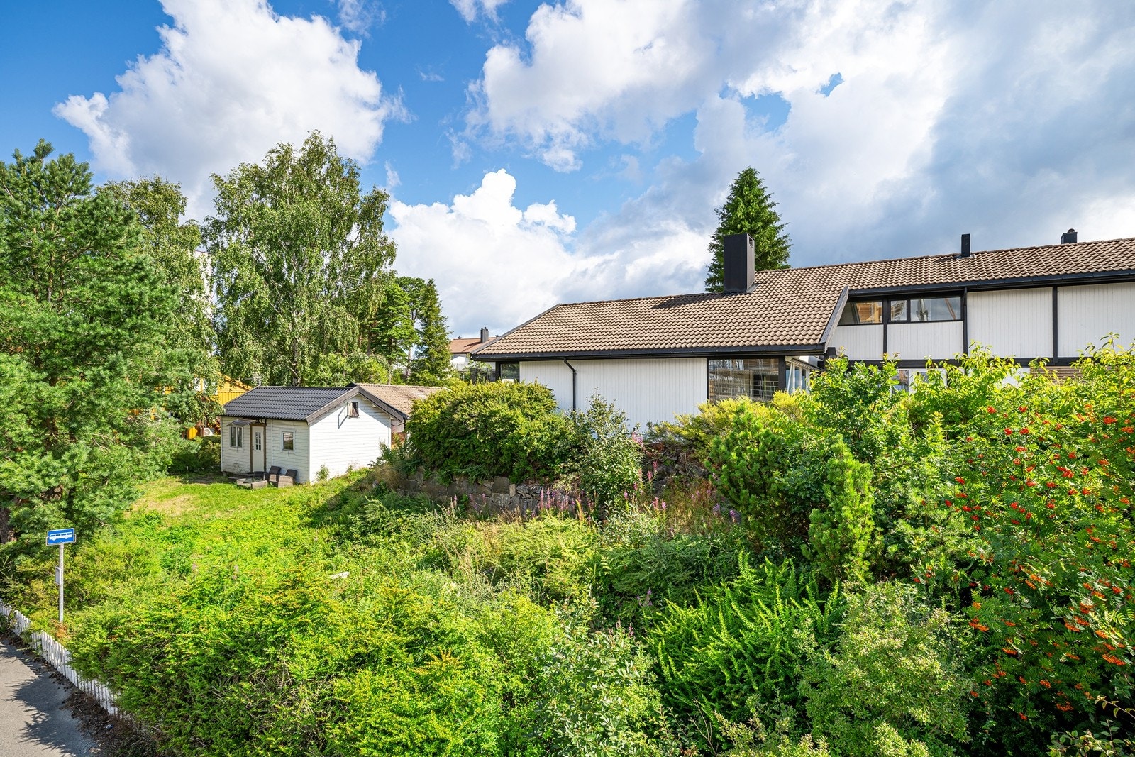 Boligen har god tomtestørrelse og flott beplatning som skjermer mot innsyn. Galleribilde