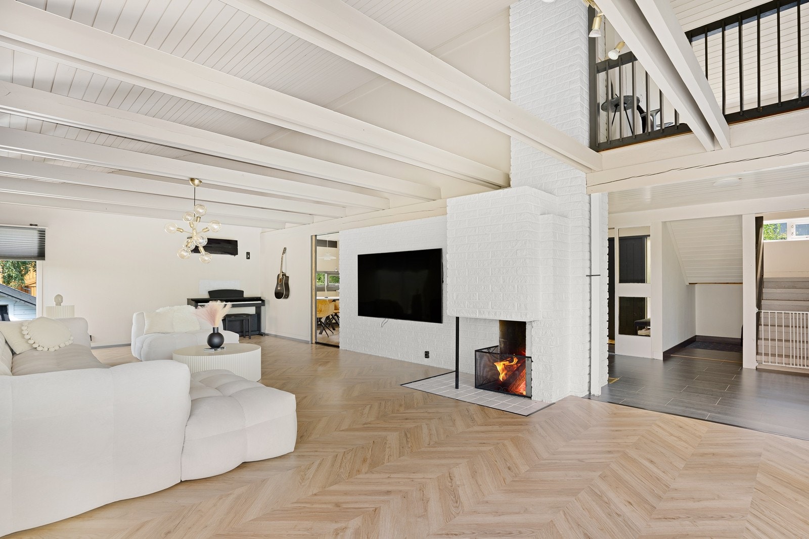 Velkommen til Bronseveien 2 - en innholdsrik enebolig med flotte solrike uteplasser, dobbelt garasje og sentralt beliggenhet på Tinnheia. Galleribilde