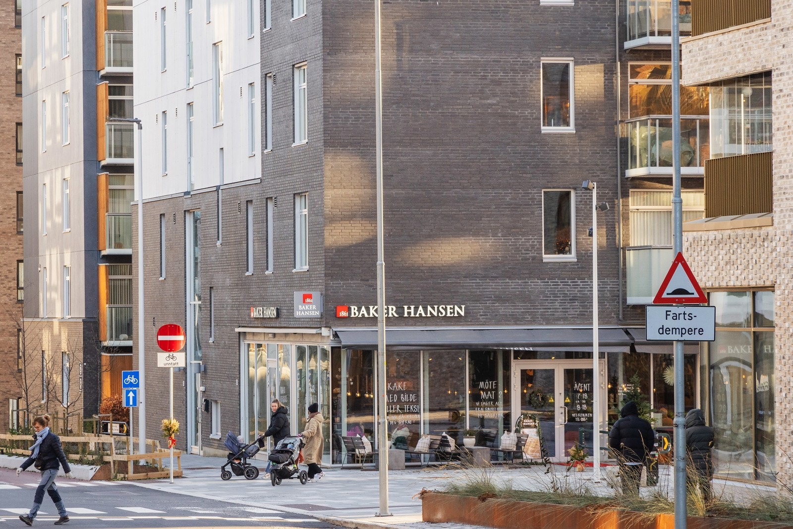 Baker Hansen ligger rett over veien. Kaffebrenneriet er også rett i nærheten. Galleribilde
