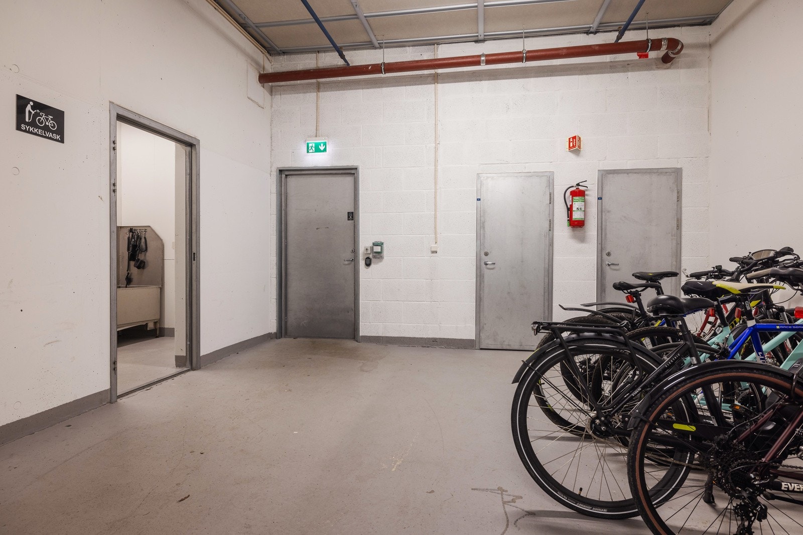 Fra garasjekjelleren er det adkomst til bodområdet. Det er svært fine sykkelparkeringsplasser i sameiet. Galleribilde