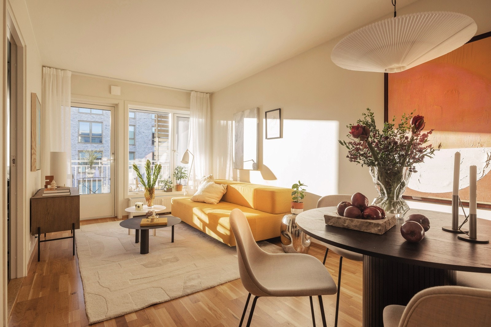Vi liker leilighetens planløsning, som gir god plass mellom sofagruppen og spisebordet. Galleribilde