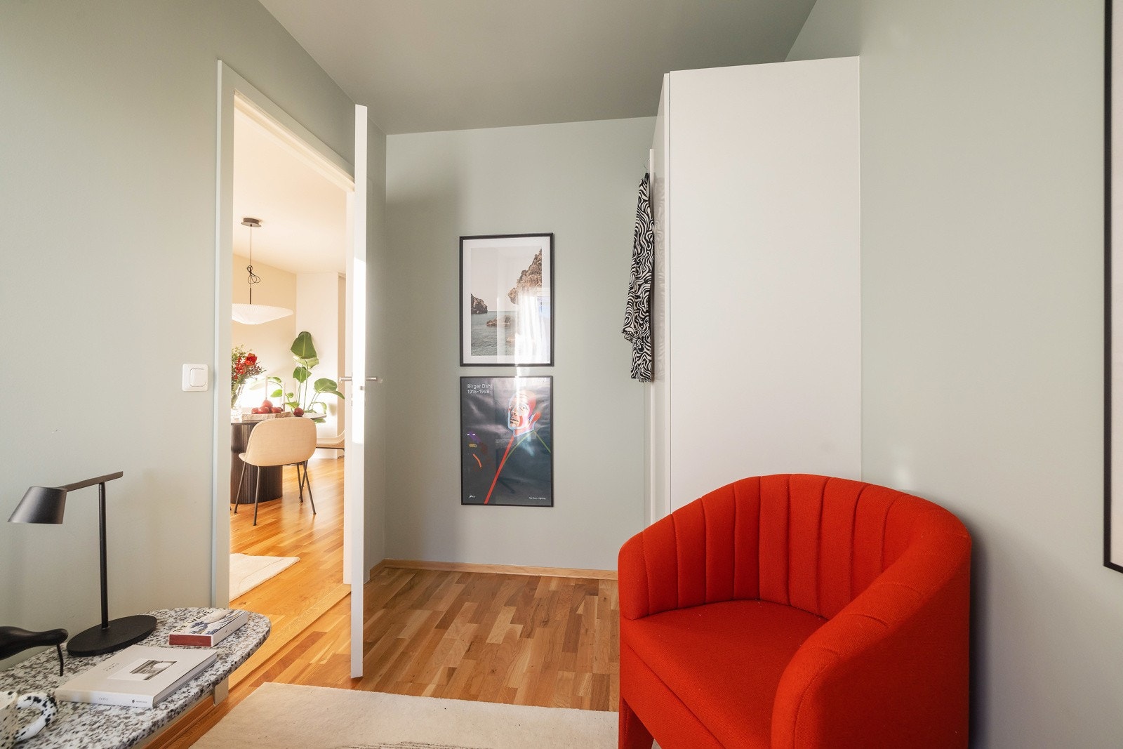 Dette rommet har medfølgende garderobeskap. Her har du forresten plass til skrivebord, så rommet passer godt som kombinert gjesterom og kontor. Galleribilde