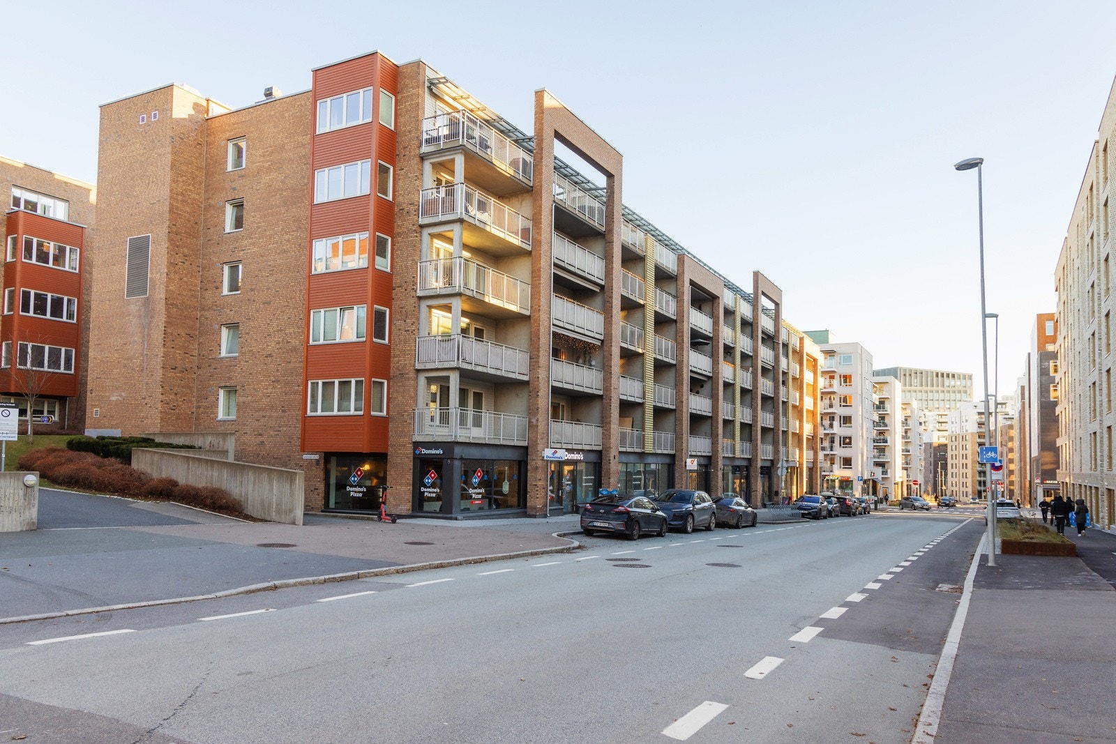 Leiligheten har adkomst fra det store gårdsrommet. Vi skal skilte til fellesvisninger. Galleribilde