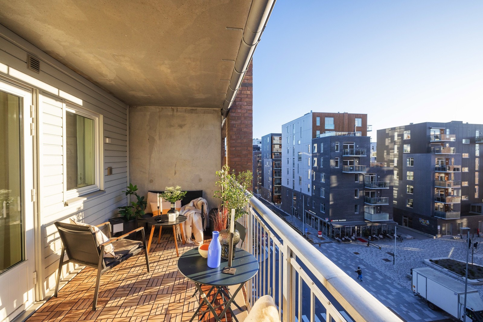 Balkongen er 10 m² og har følgelig godt med plass til å innrede med ulike sittesoner og grill. Galleribilde