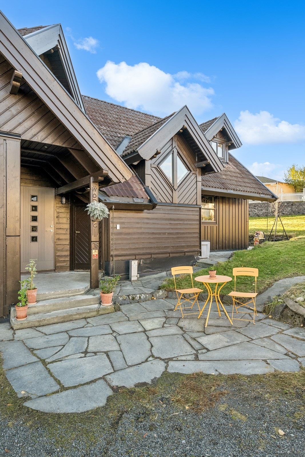 - Det er hyggelige og hellelagte uteplasser på flere sider av boligen - Galleribilde