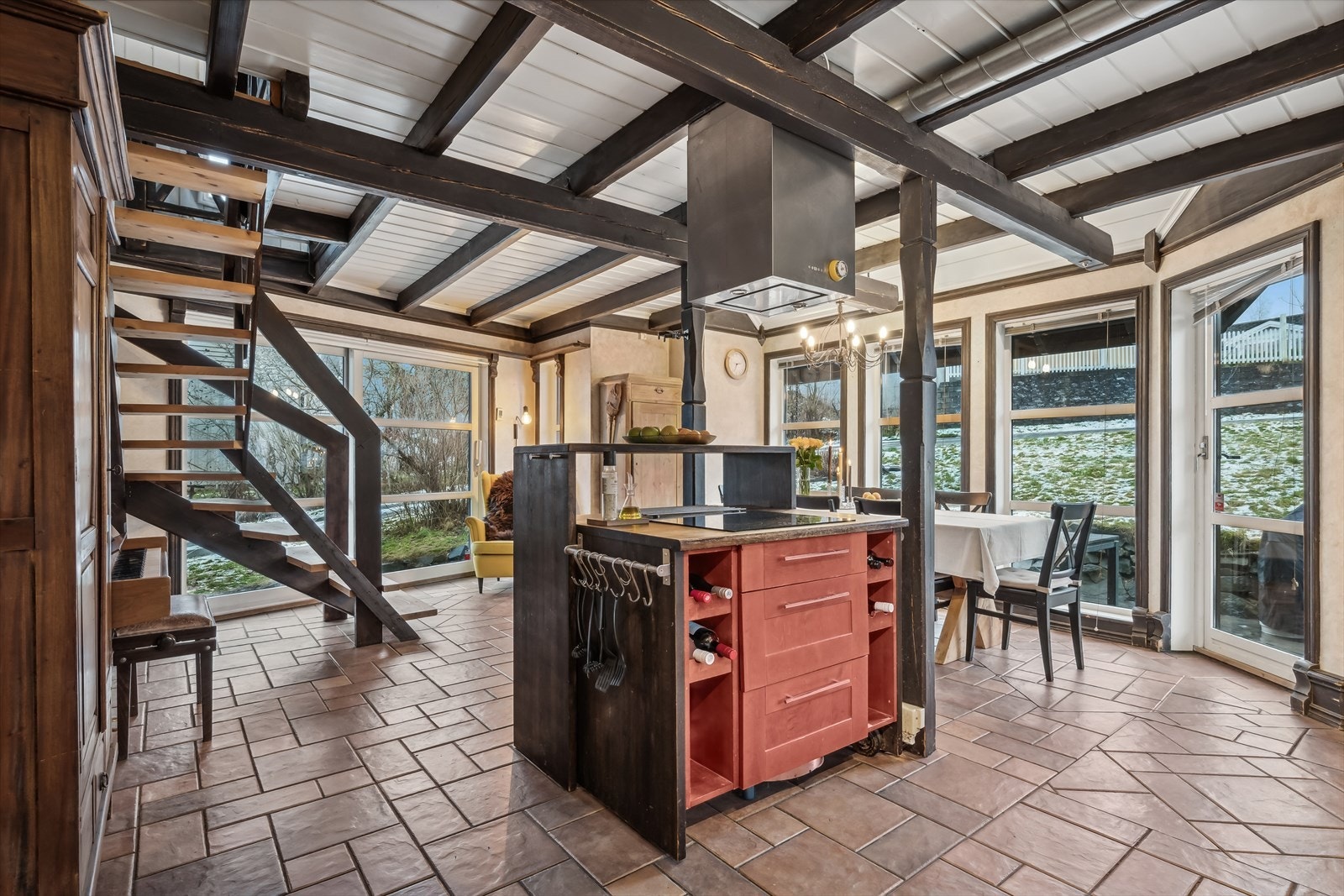 - Rustikt preg med takåser i himling - Galleribilde