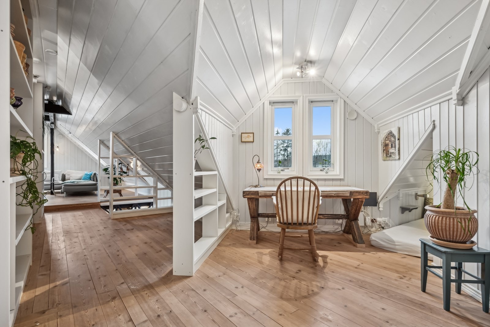 - Stuen i loftetasjen er naturlig delt inn i flere soner, noe som skaper fleksible muligheter for variert møblering - Galleribilde