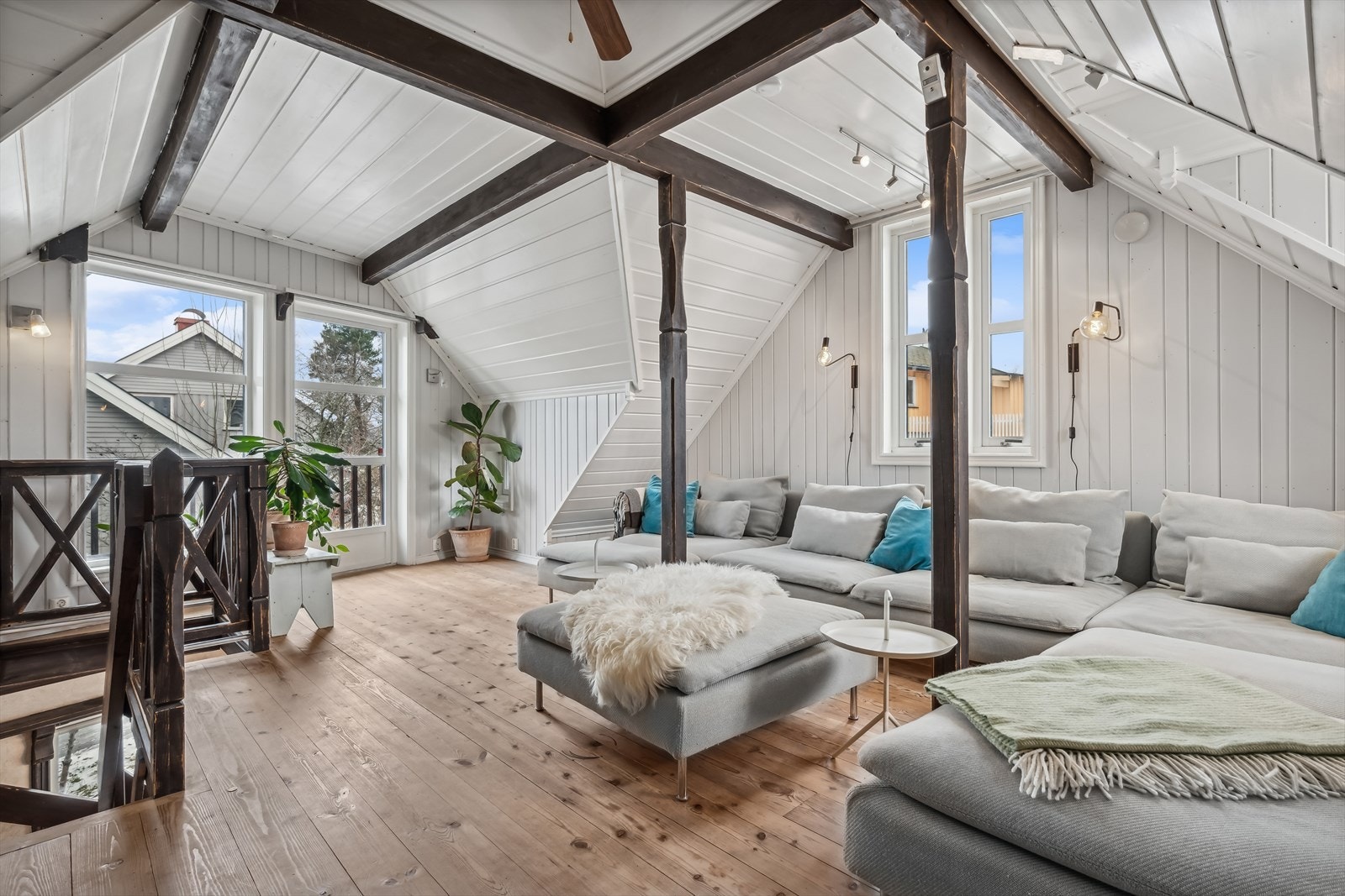 - Flere vindusflater og god takhøyde gir rommet en luftig følelse - Galleribilde