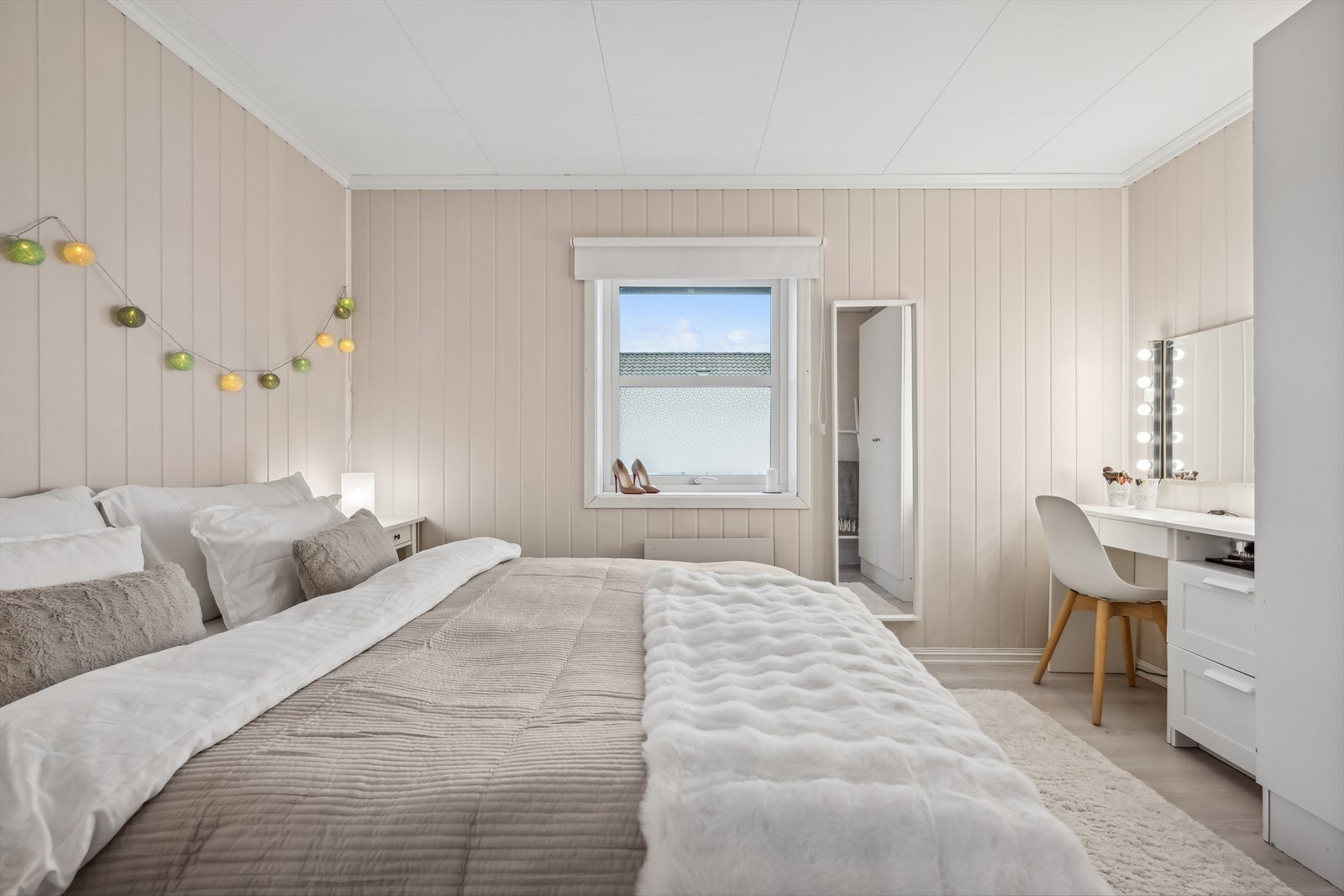 - Soverommet er lyst og delikat og har god plass til seng og garderobeløsning - Galleribilde