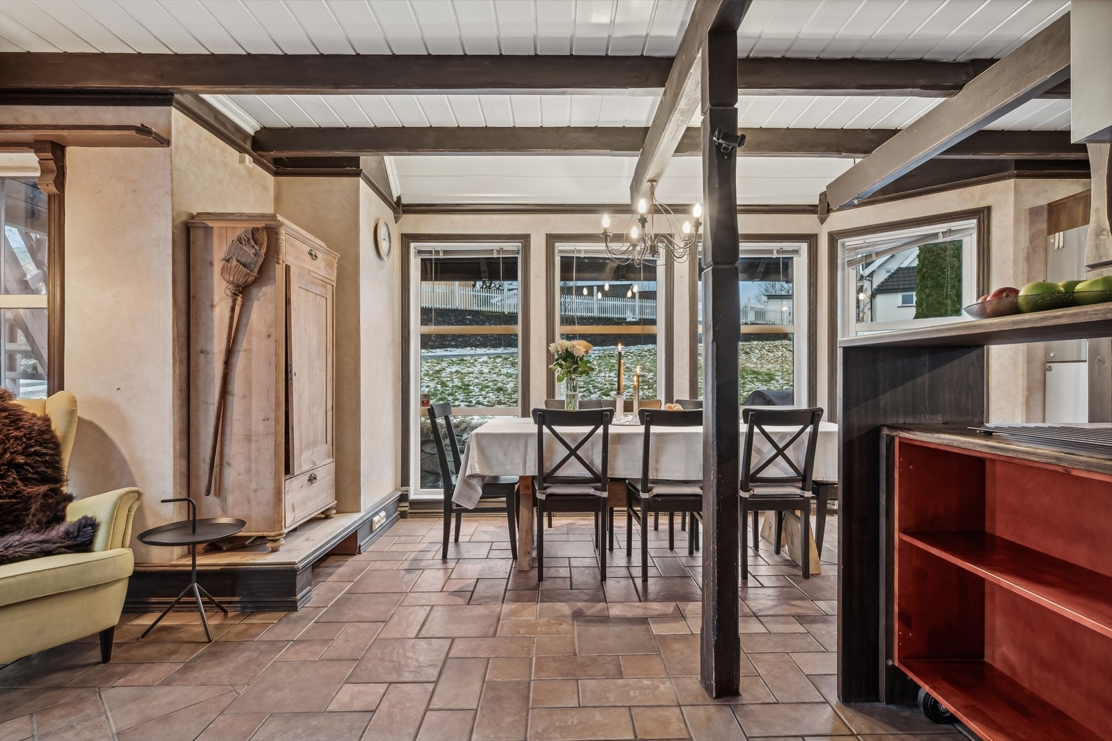 - Spisegruppen har en fin plassering ved vinduene - Galleribilde