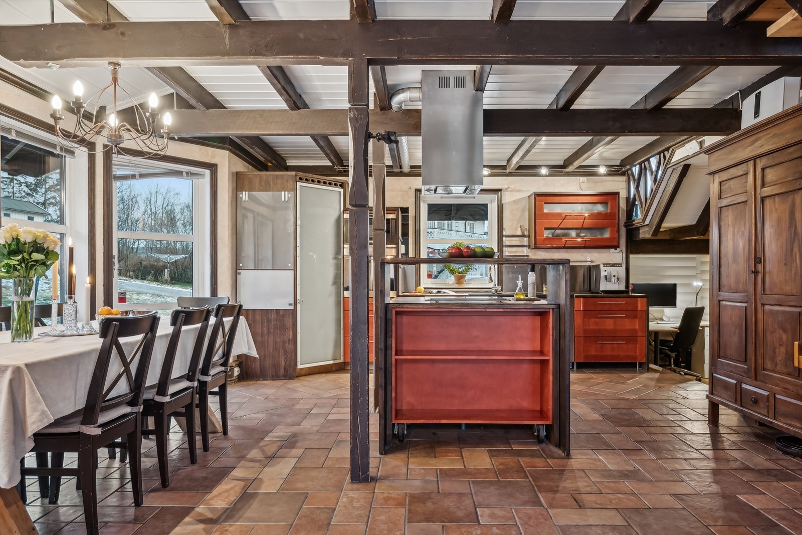 - Fra kjøkkenet er det utgang til terrasse - Galleribilde