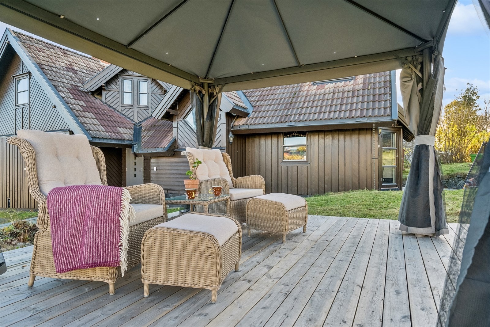 - I hagen er det etablert terrasseplating på terreng - Galleribilde