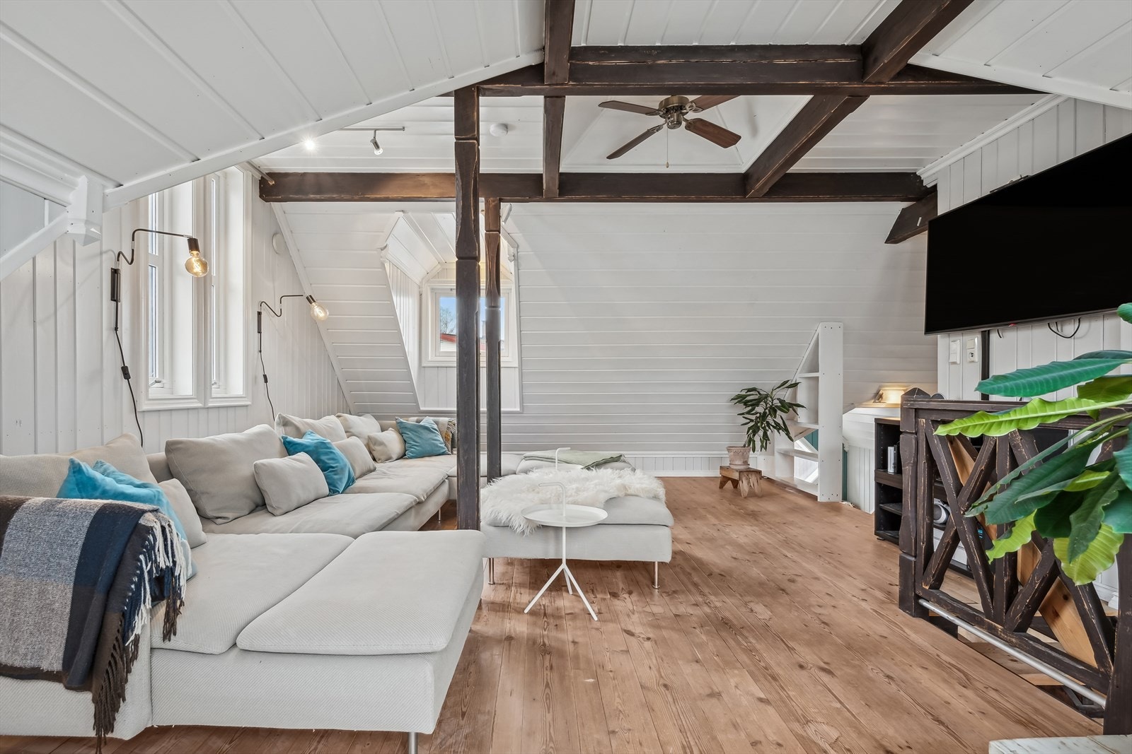 - Skråtak kombinert med synlige bjelker skaper en sjarmerende og rustikk atmosfære - Galleribilde