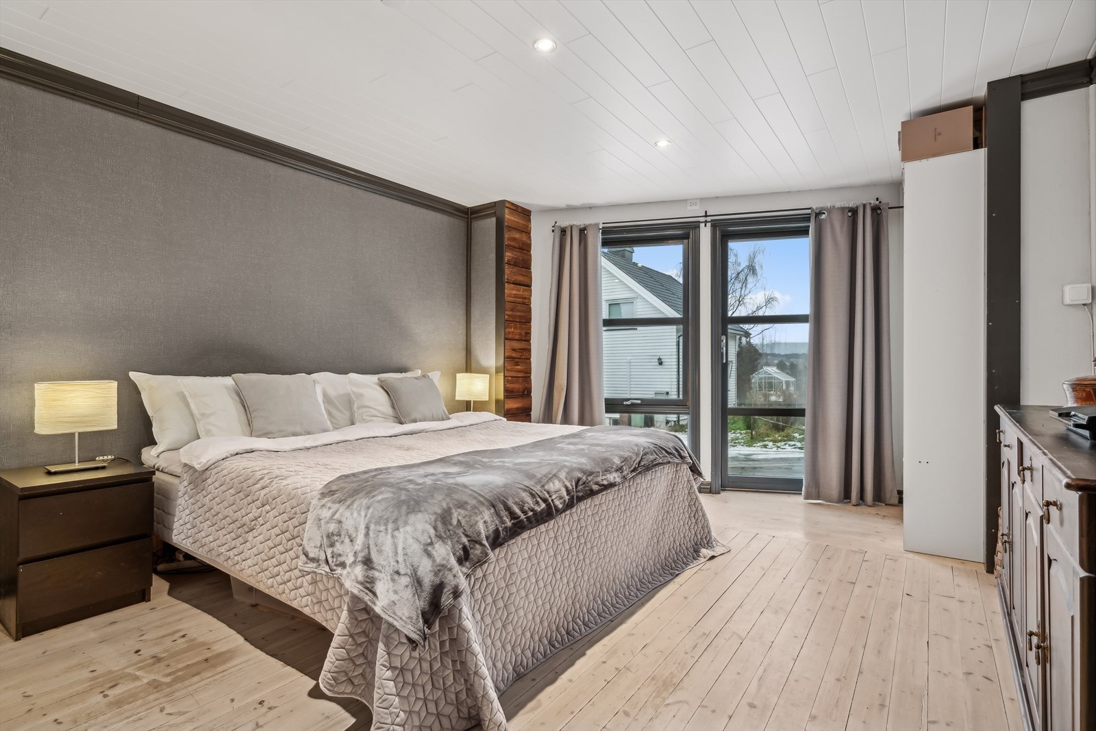 - Fra dette rommet er det også dør ut til hagen - Galleribilde