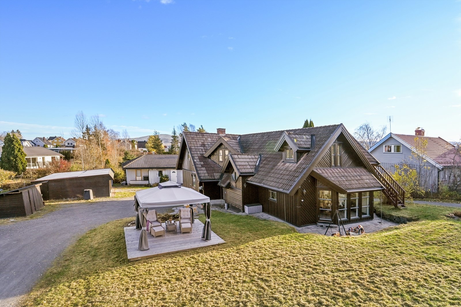 - Eiendommen ligger i et etablert boligområde med kun intern trafikk - Galleribilde