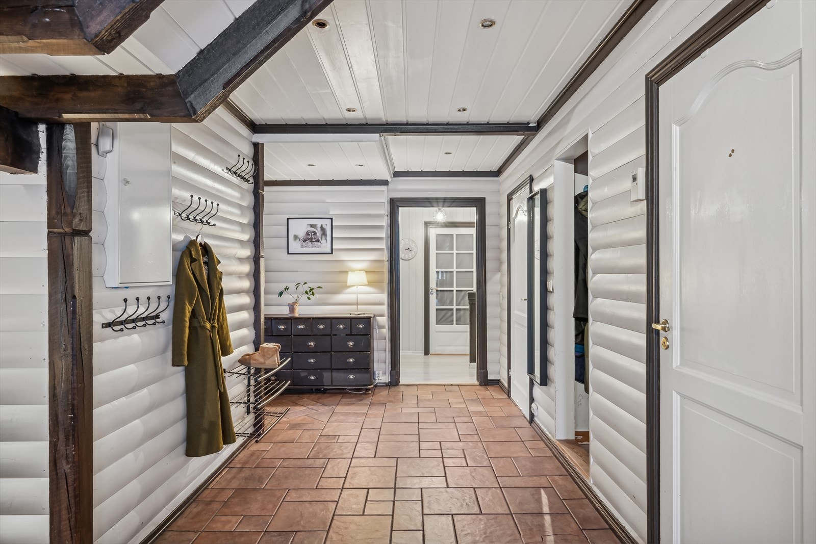 - Fra entréen er det adkomst til to boder med god oppbevaringsplass - Galleribilde