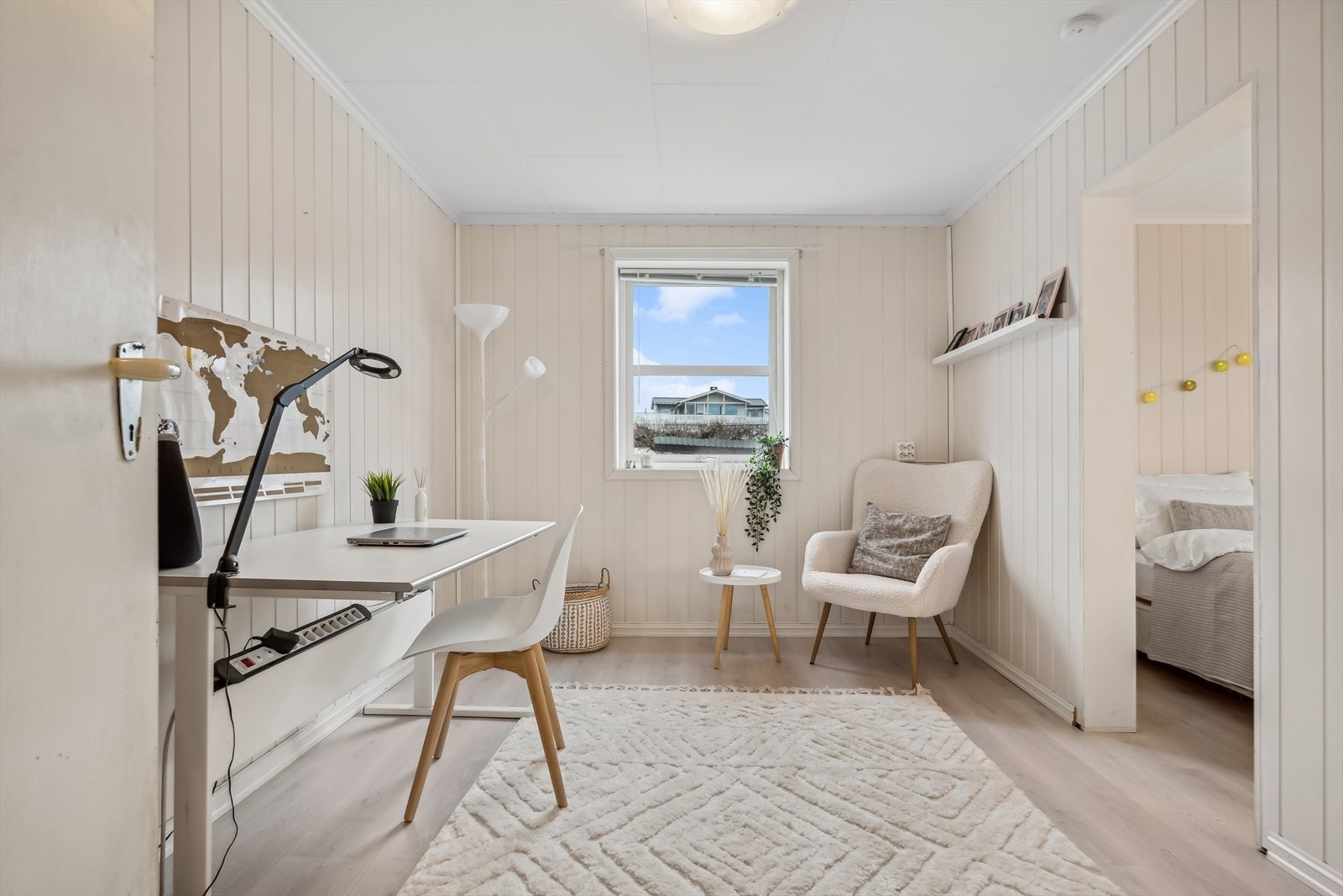 - I første etasje finner du et rom som er innredet som kontor. Dette rommet har adkomst til soverom - Galleribilde