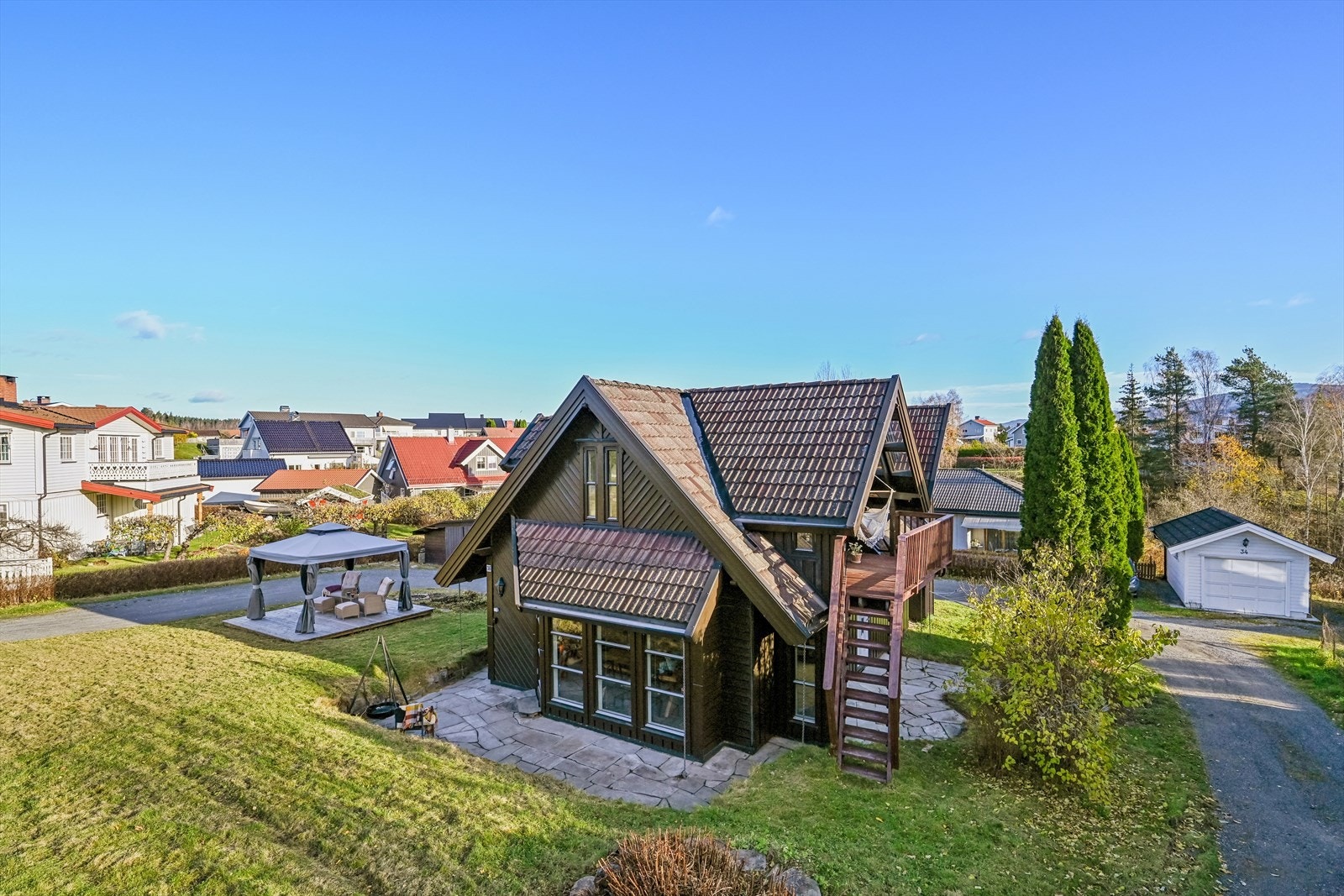 - Eiet tomt på 1267.7 m² som er skrånende og opparbeidet med plen, beplantning og gruset gårdsplass - Galleribilde