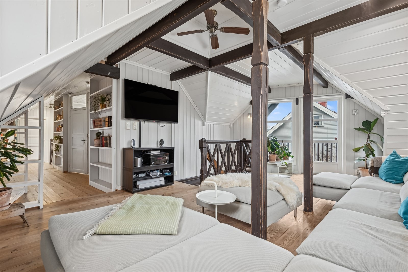 - Her får du god plass til en komfortabel sofagruppe og tilhørende møbler - Galleribilde