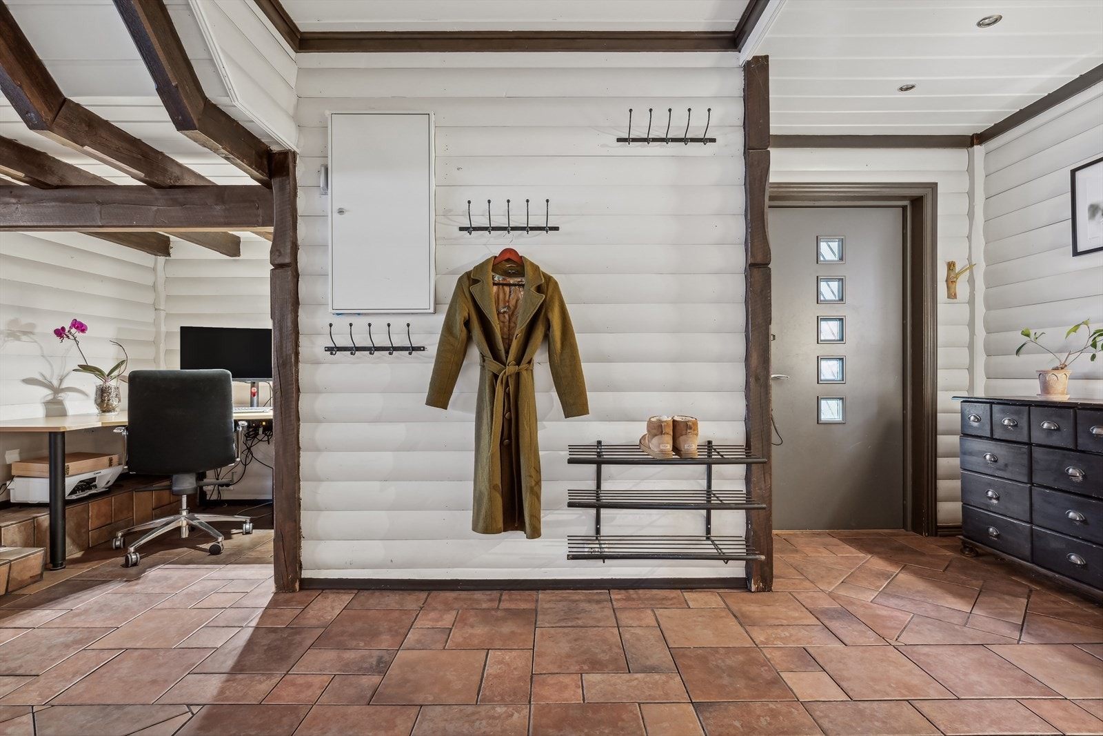 - Den romslige hallen har en praktisk innredet kontorplass, som gir en smart og funksjonell utnyttelse av arealet - Galleribilde