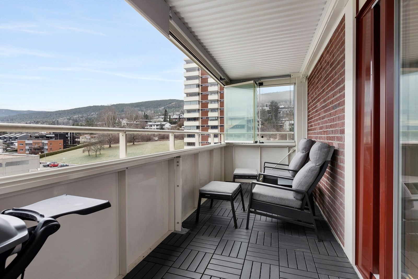 Romslig innglassert balkong med adkomst fra stue. Galleribilde