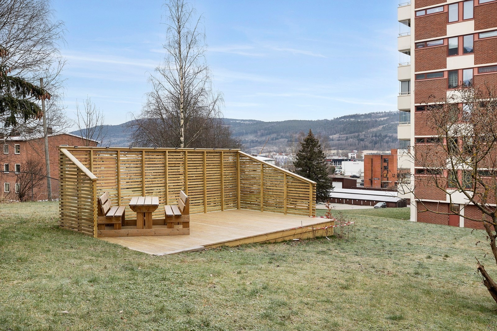 Felles uteområde med plan og sittegruppe. Galleribilde