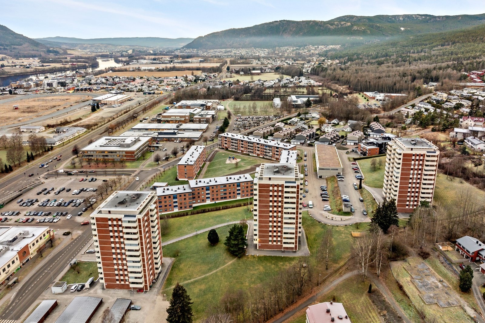 Offentlig kommunikasjon i umiddelbar nærhet bare et par minutters gange ifra utgangsdøren, med hyppige avganger hvert 10 minutt, til sentrum, Bragernes og Strømsø torg. Galleribilde