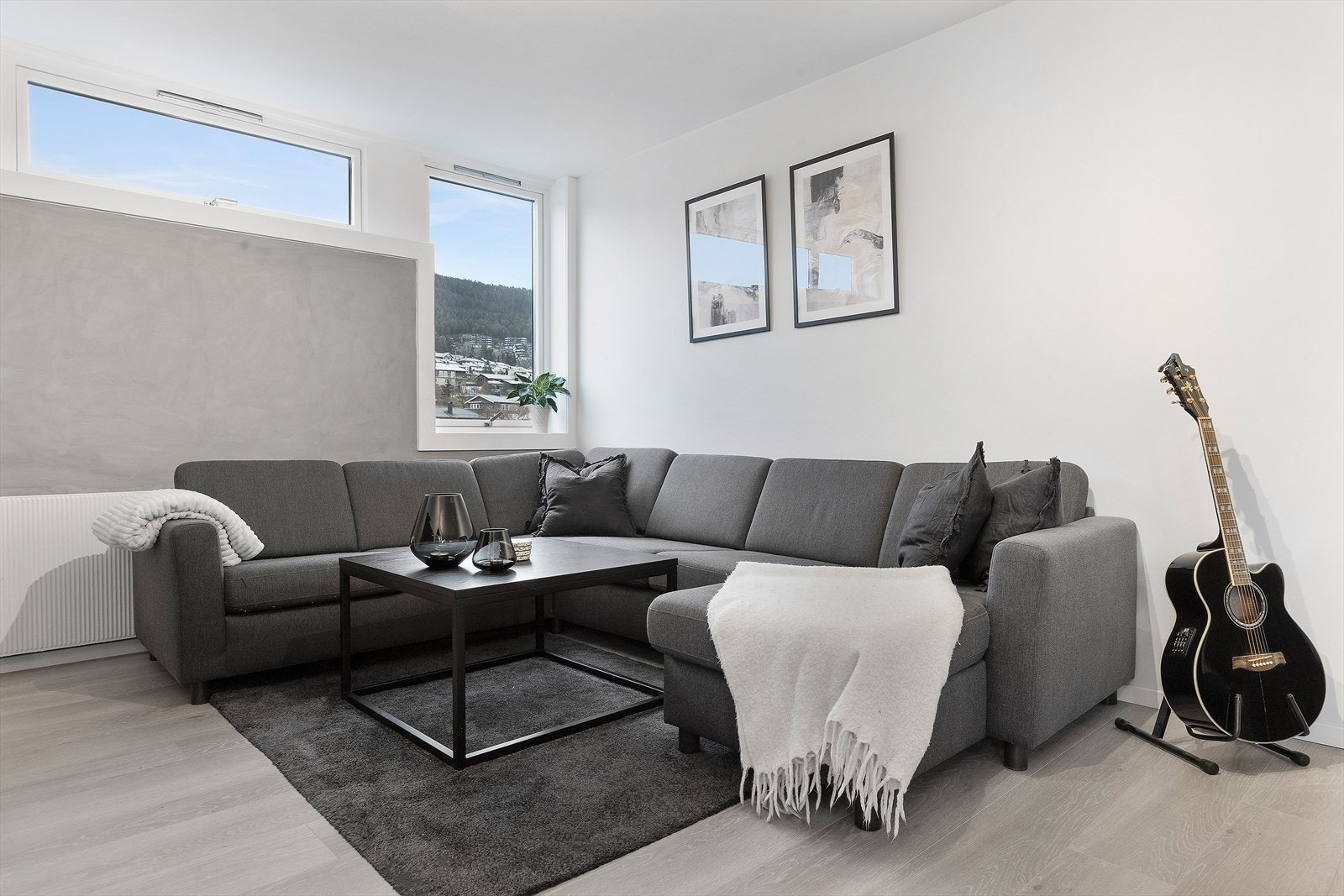 Hyggelig tv krok med lyse flater på vegger og tak. Laminat på gulv. Galleribilde