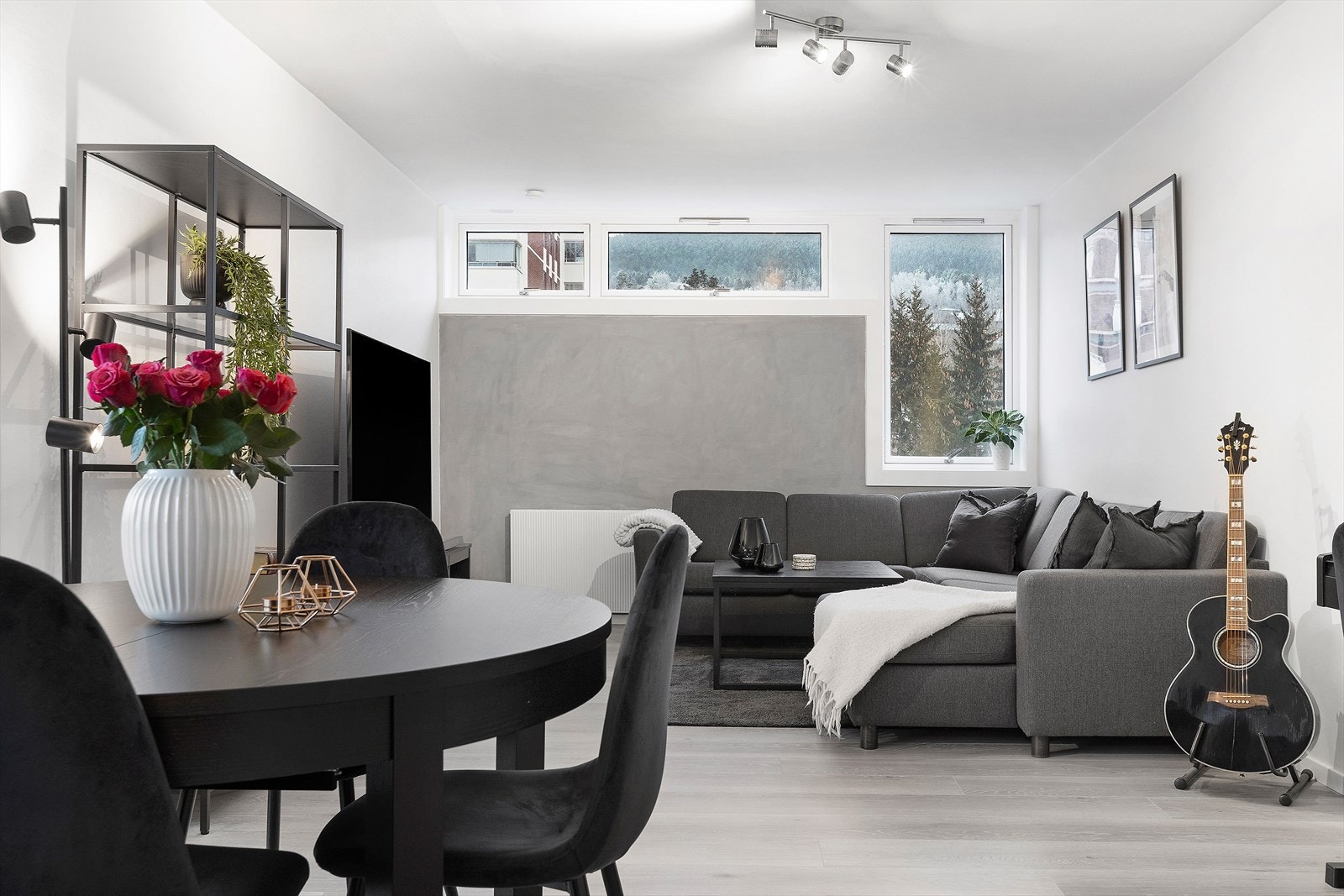 Pen stue med plass til sofa og spisebord. Galleribilde