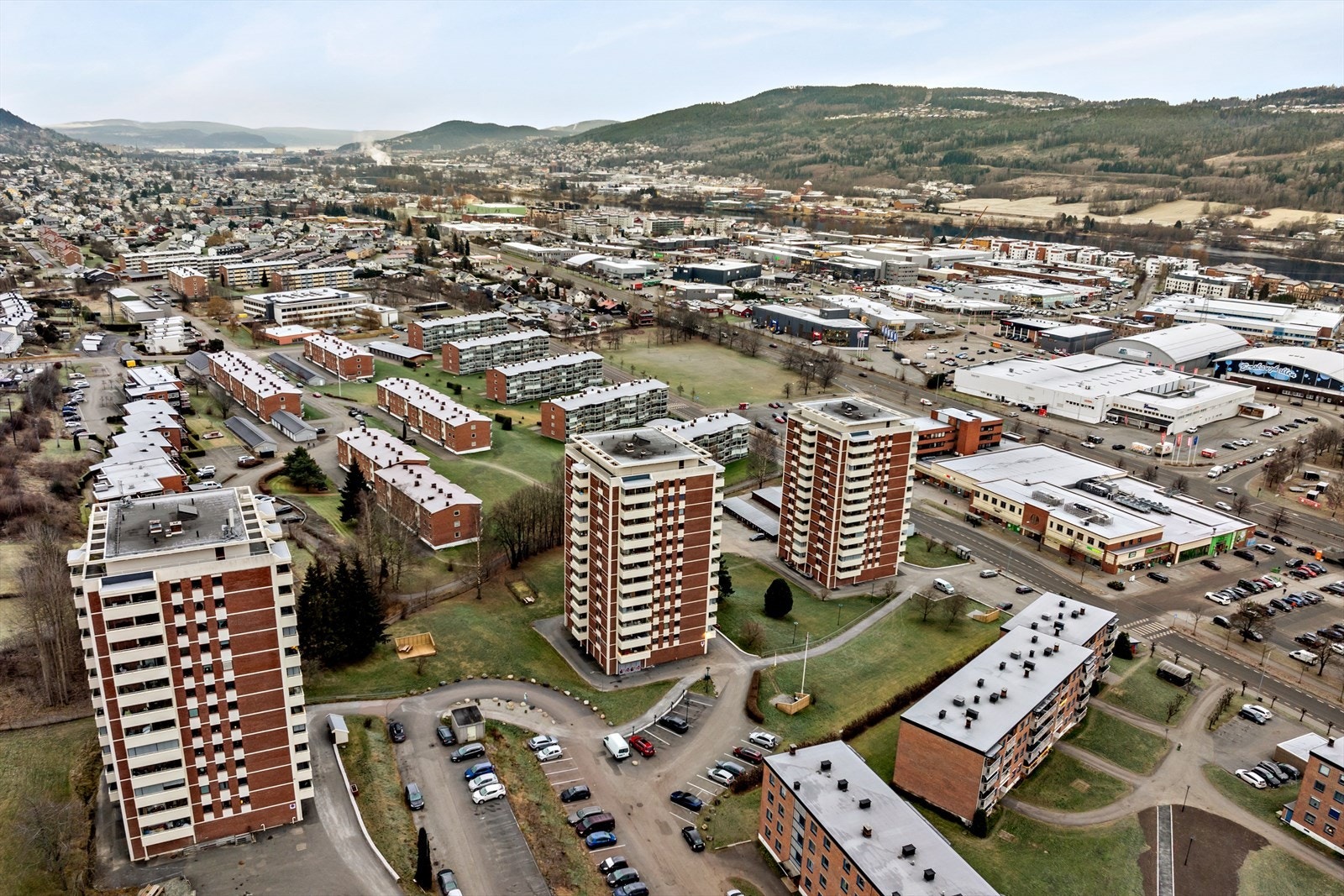 Nærhet til flere skoler, barnehager, butikker, fine idrettsanlegg, marka med flotte turmuligheter sommer som vinter, turstier langs elvebredden, sykkelmuligheter og alpinanlegg. Galleribilde