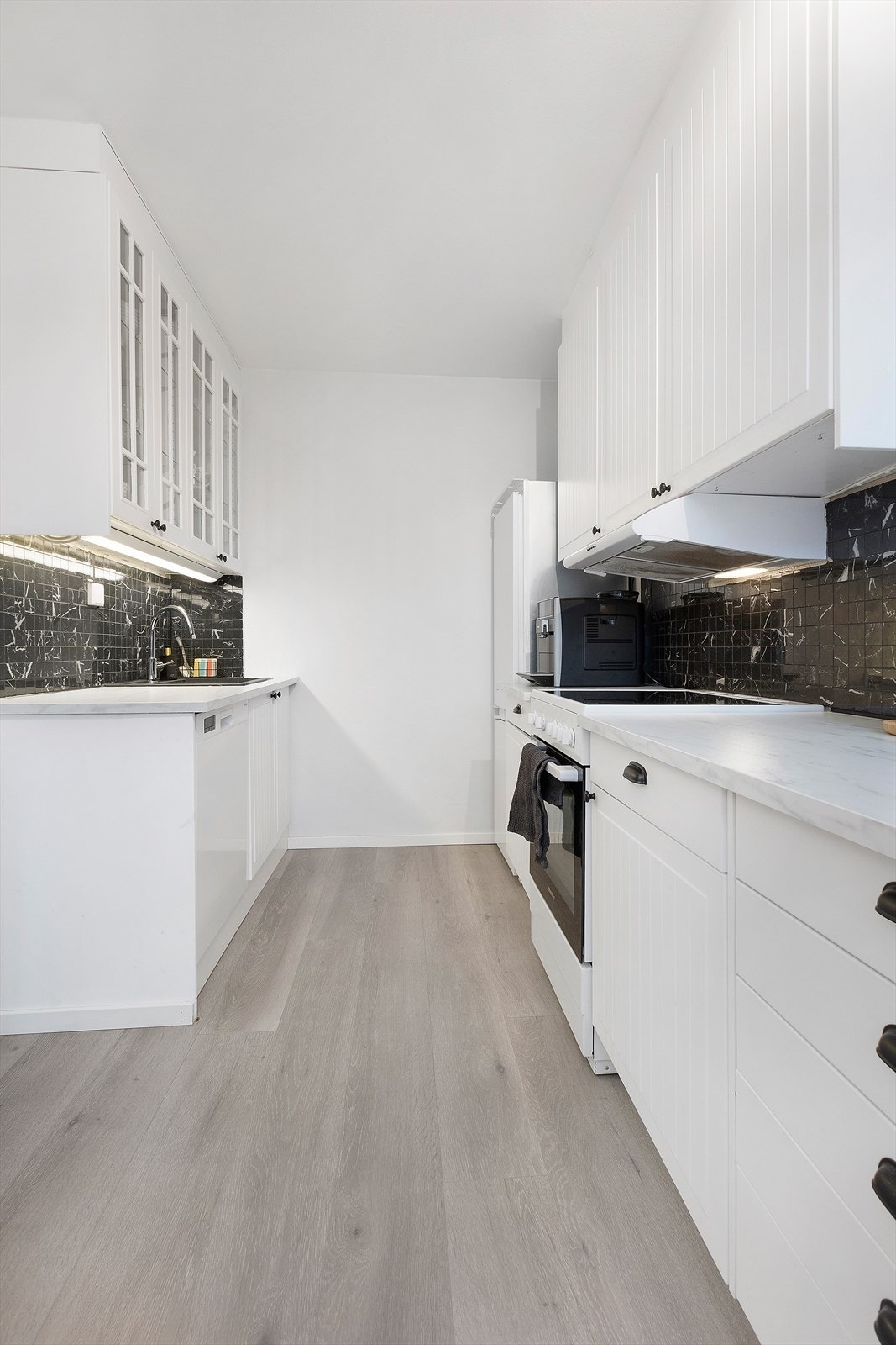 Kjøkkenet har innredning med hvite profilerte fronter. Galleribilde