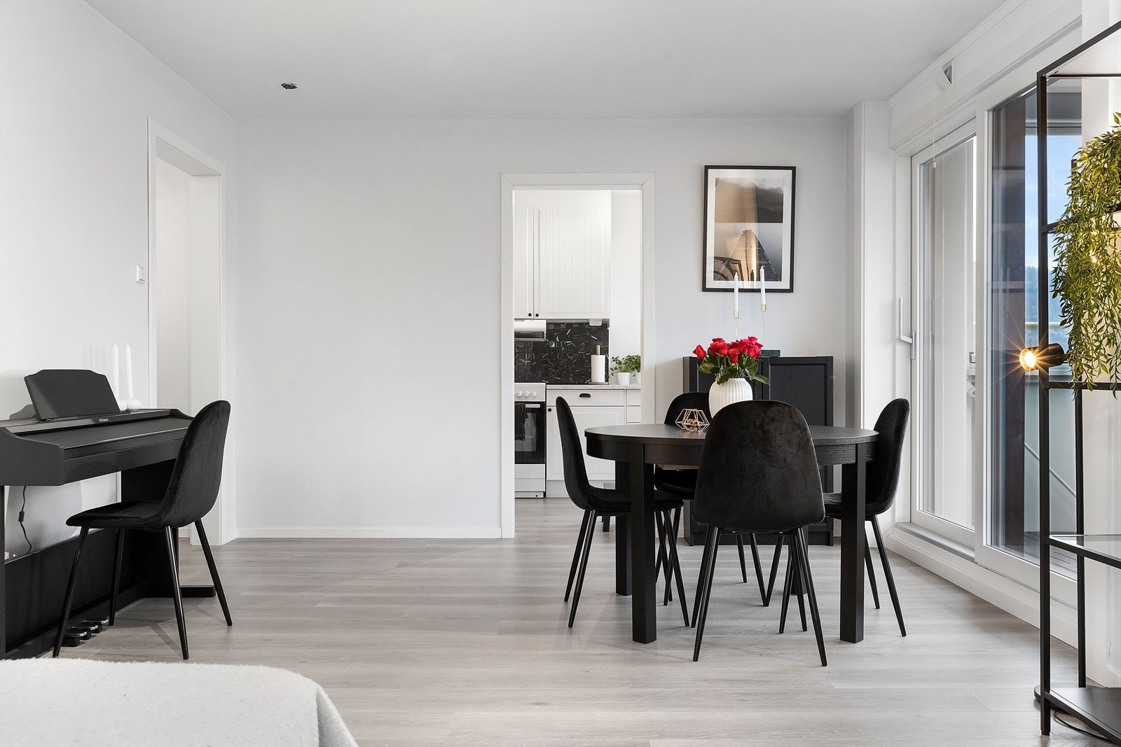 Skyvedørene slipper inn mye naturlig lys inn i rommet. Galleribilde