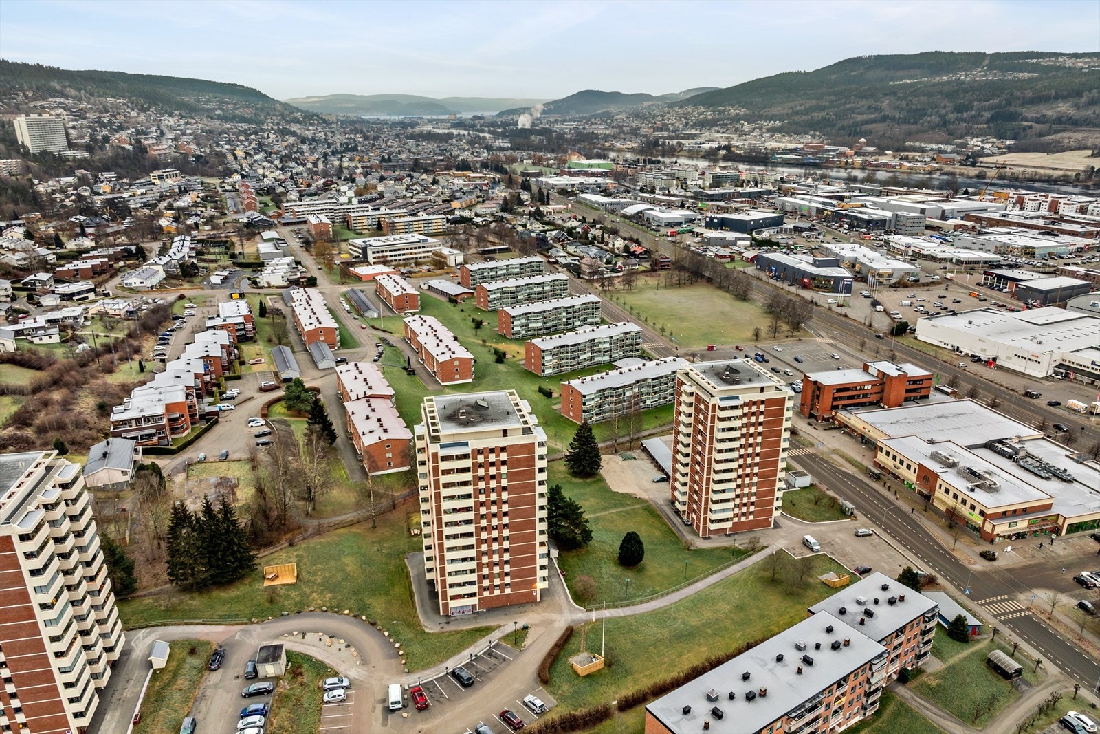 Boligen ligger i et attraktivt og veletablert boligområde på Åssiden i Drammen. Galleribilde
