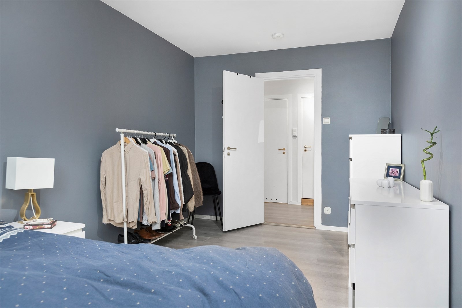 Det er god plass til oppbevaring av klær. Galleribilde