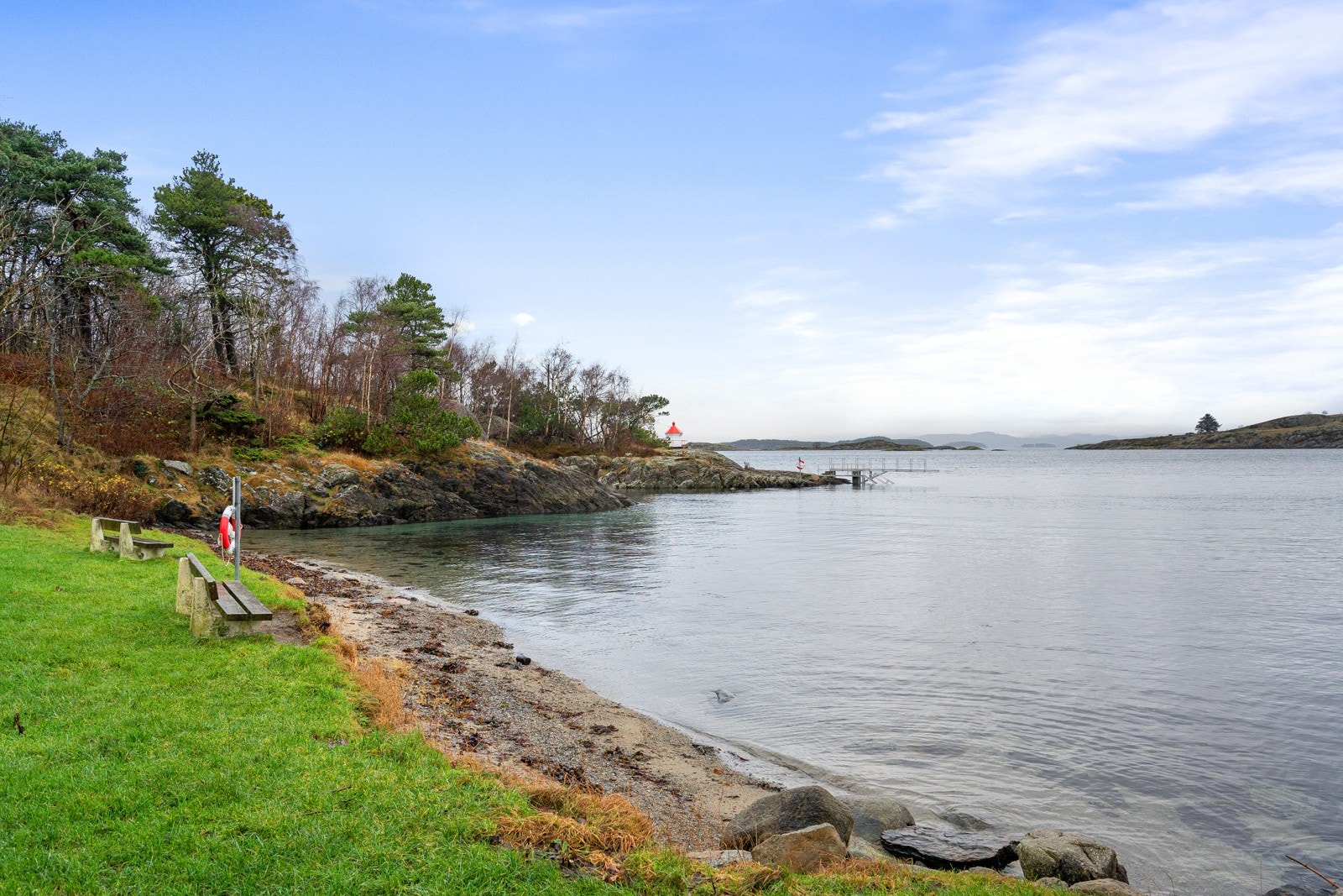 Langs sjøen er det flere flotte turstier som passer for den turglade. Galleribilde
