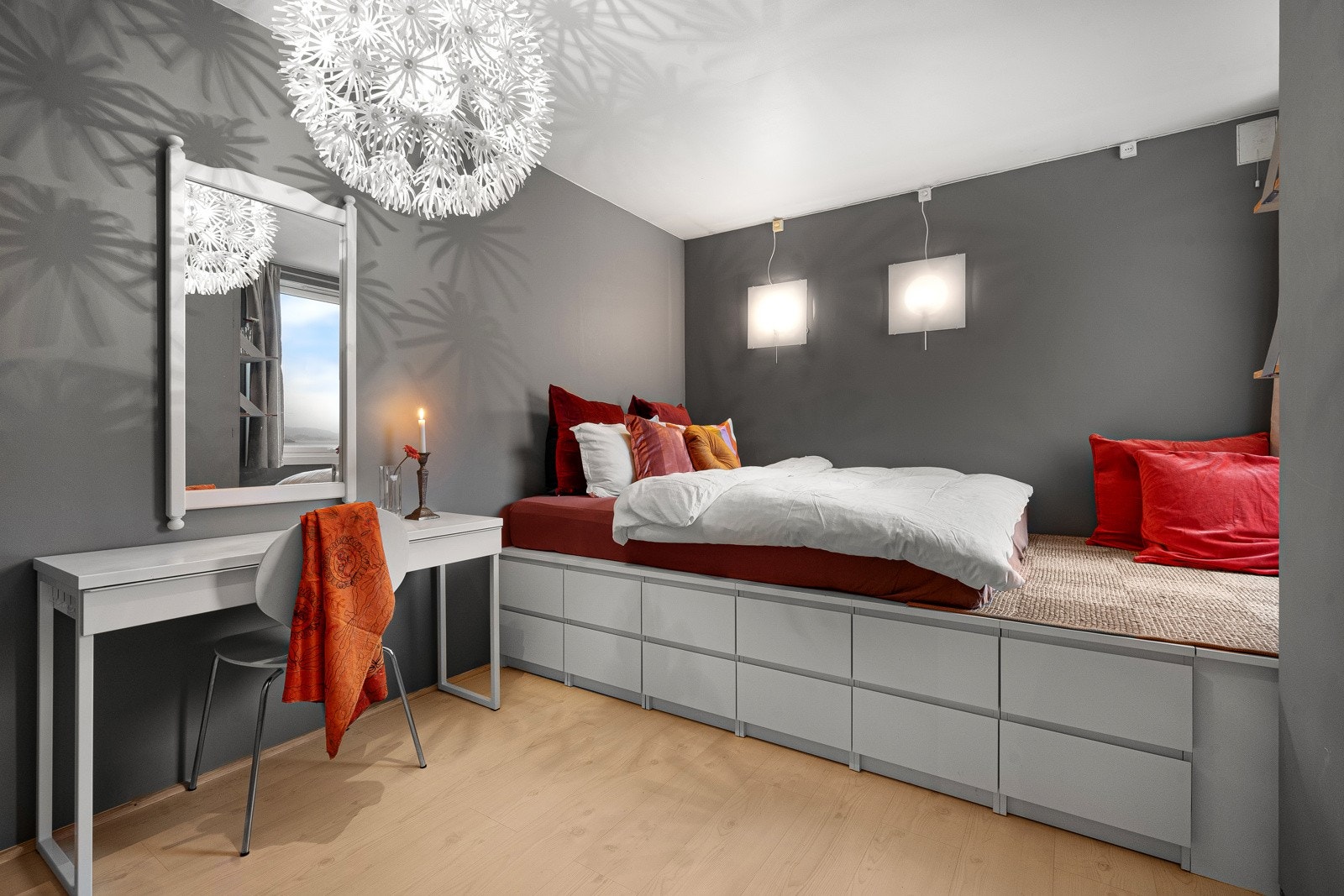 Soverom II innehar en flott plassbygget seng med rikelig oppbevaring. Galleribilde