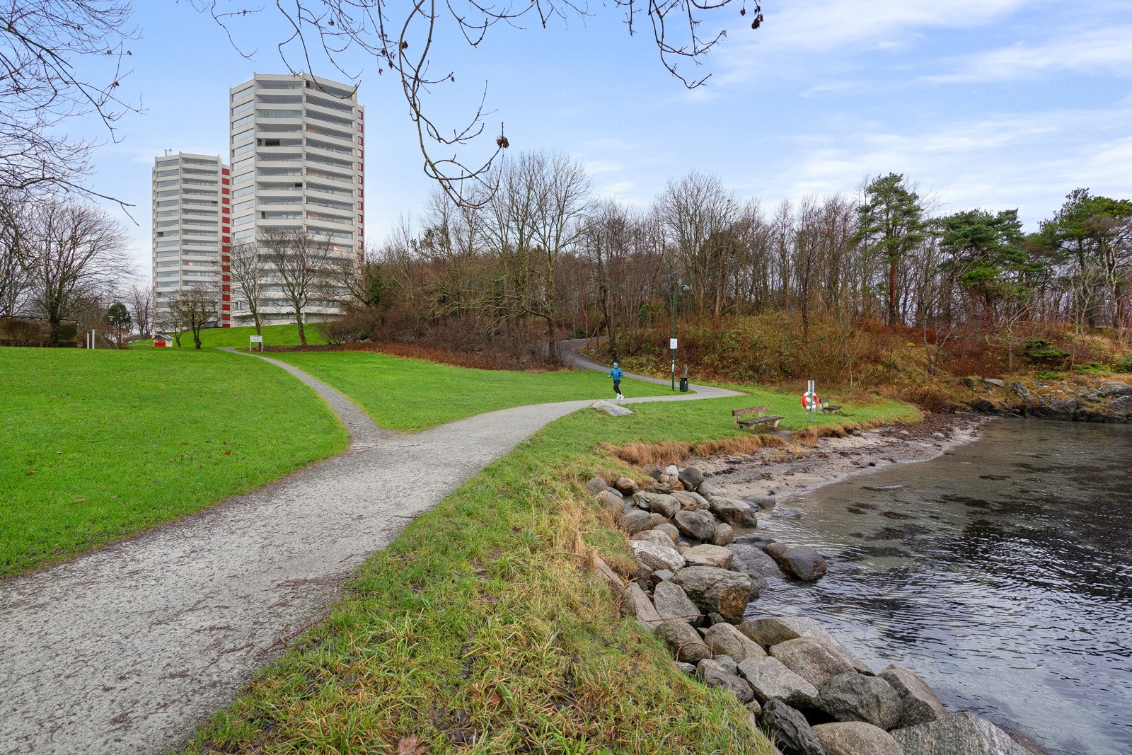 Leiligheten har en fantastisk beliggenhet drøye 200 meter fra sjøen. Galleribilde