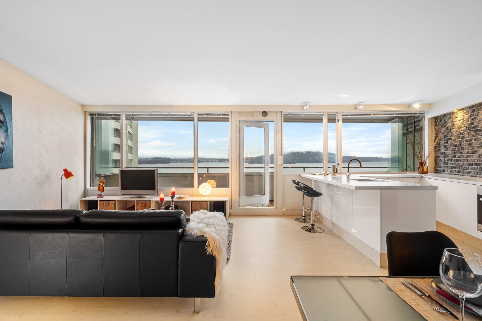 Romslig stue som enkelt lar seg møblere i ulike soner, med spise- og sittegruppe. Galleribilde