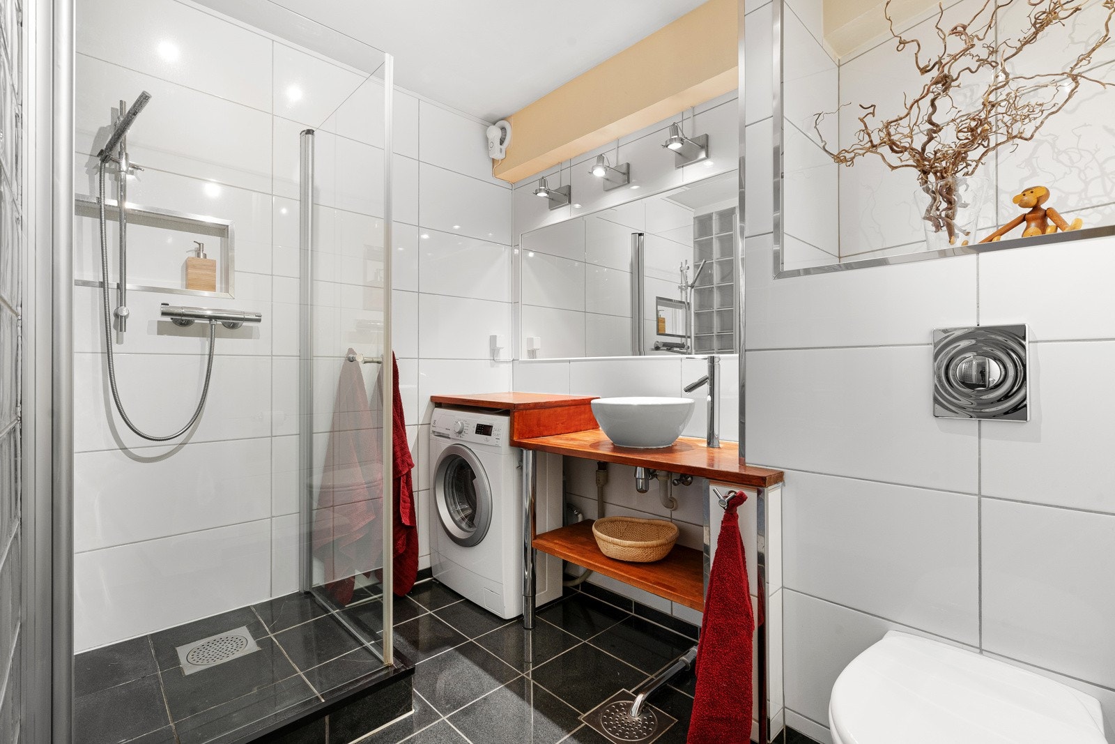 Tidløst, helfliset bad med romslig dusjhjørne. Galleribilde