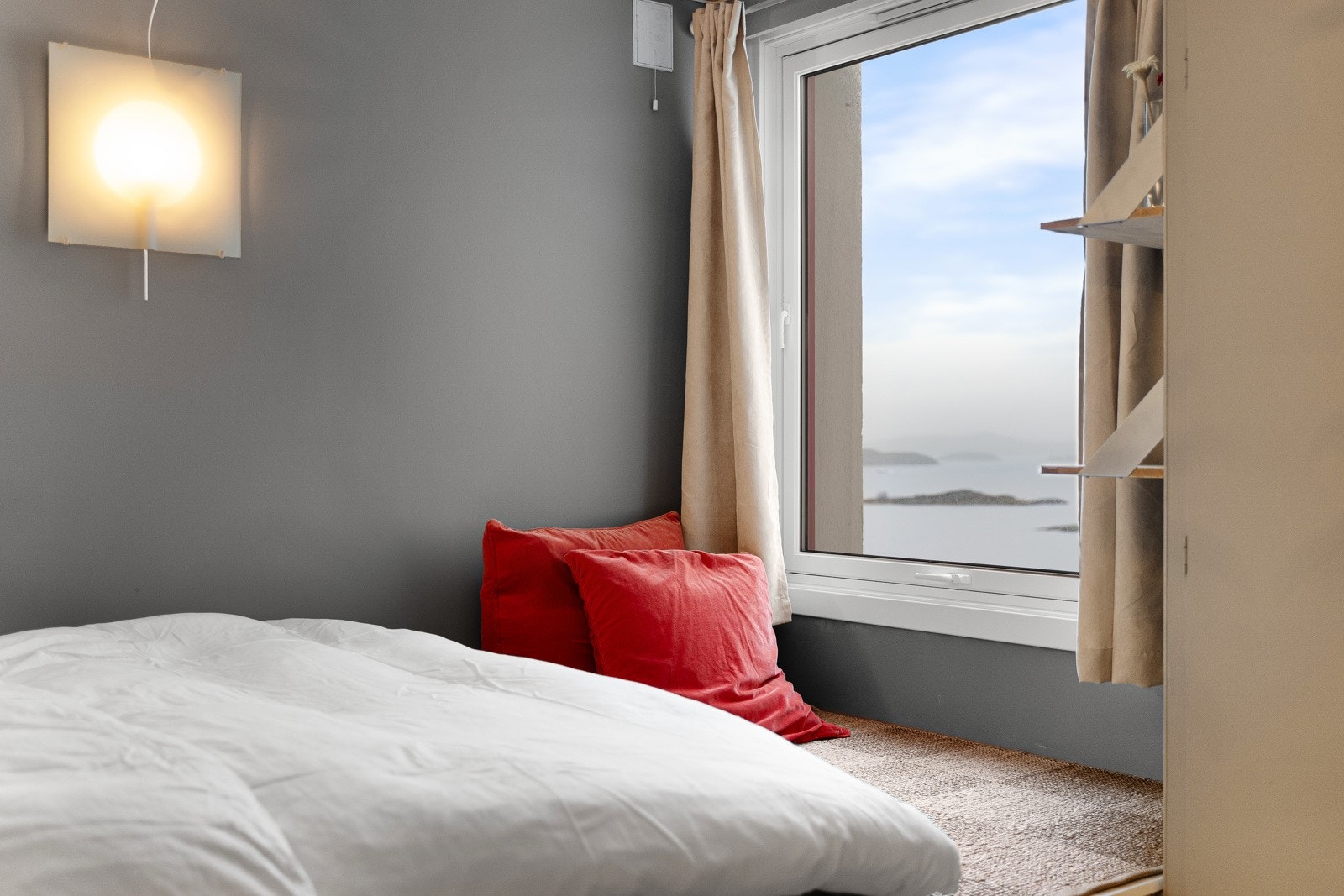 Vinduet ved sengen slipper inn godt med dagslys, noe som gir et optimalt bomiljø. Galleribilde