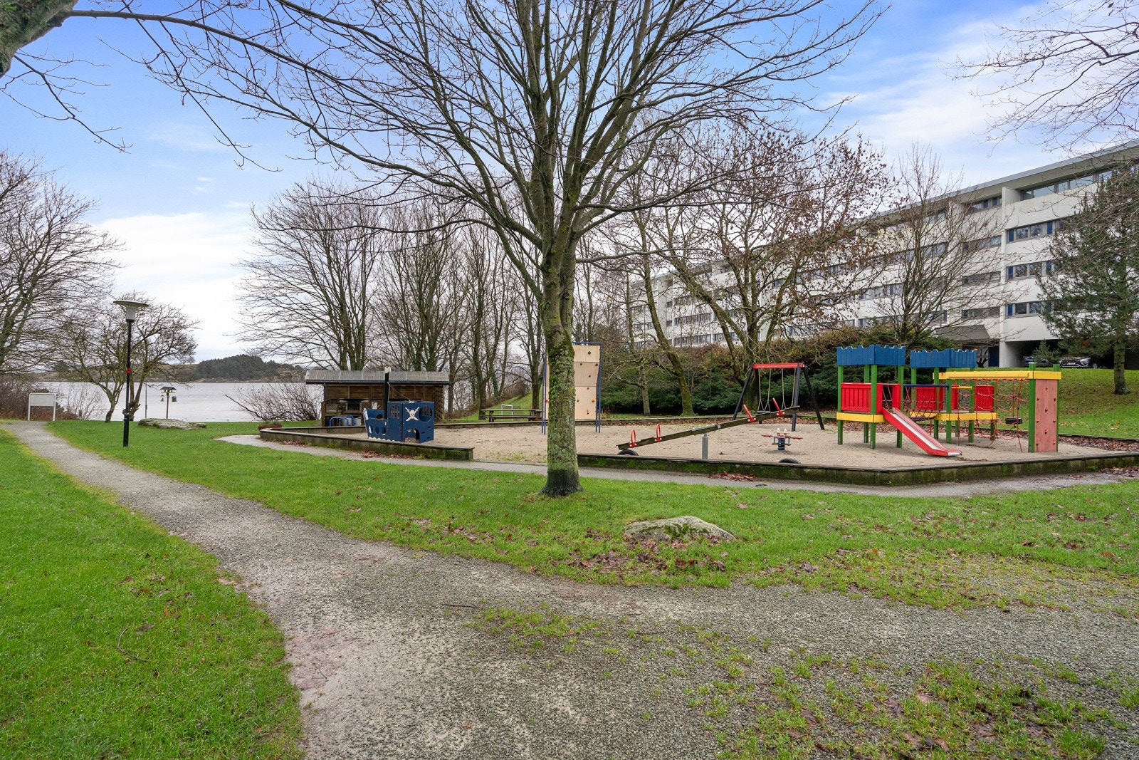 Nærområdet er pent opparbeidet med grøntareal, lekeplass og stier. Galleribilde