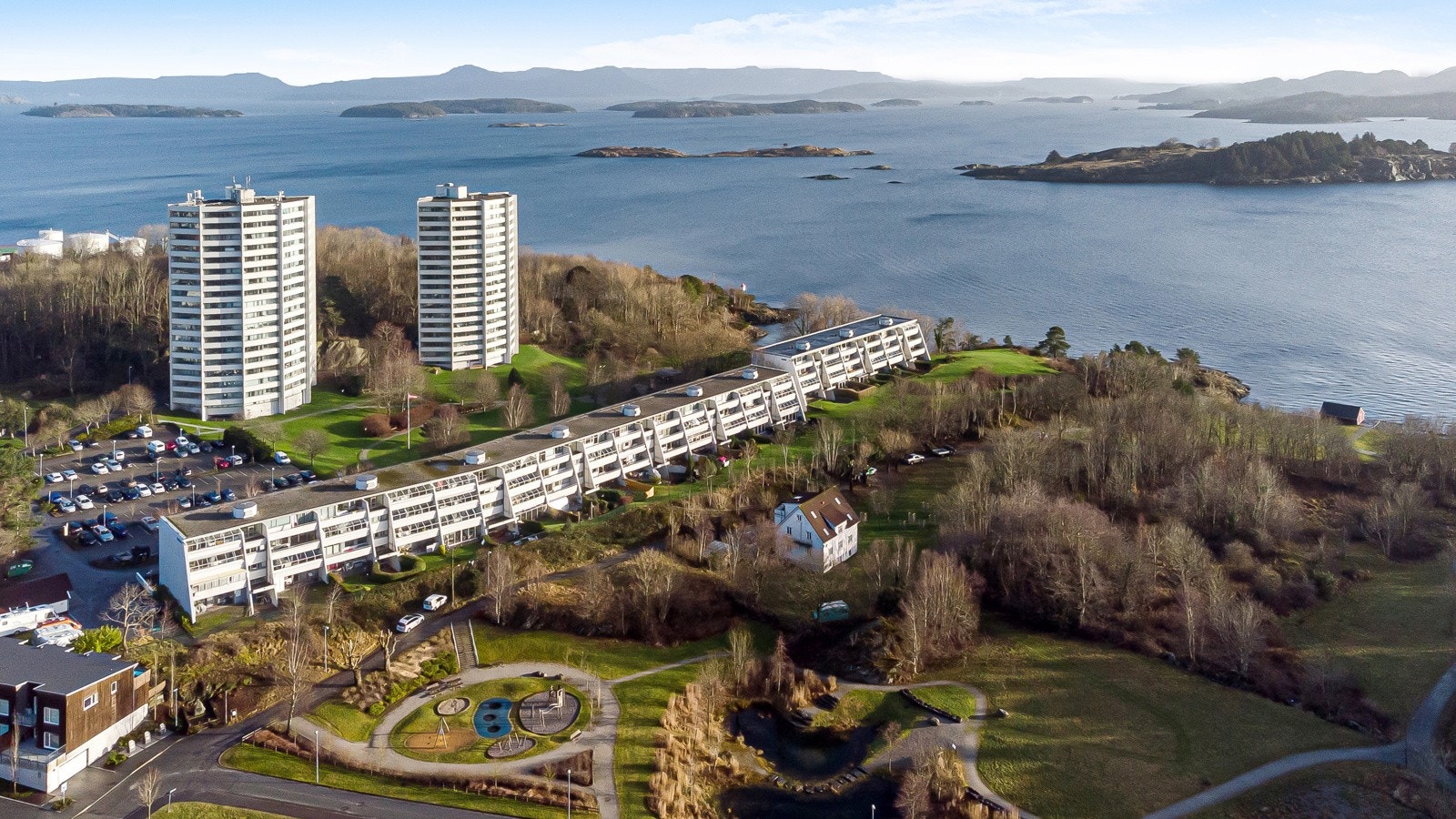 Boligen har parkering på felles oppstillingsplass med mulighet for å lade el-bil. Galleribilde