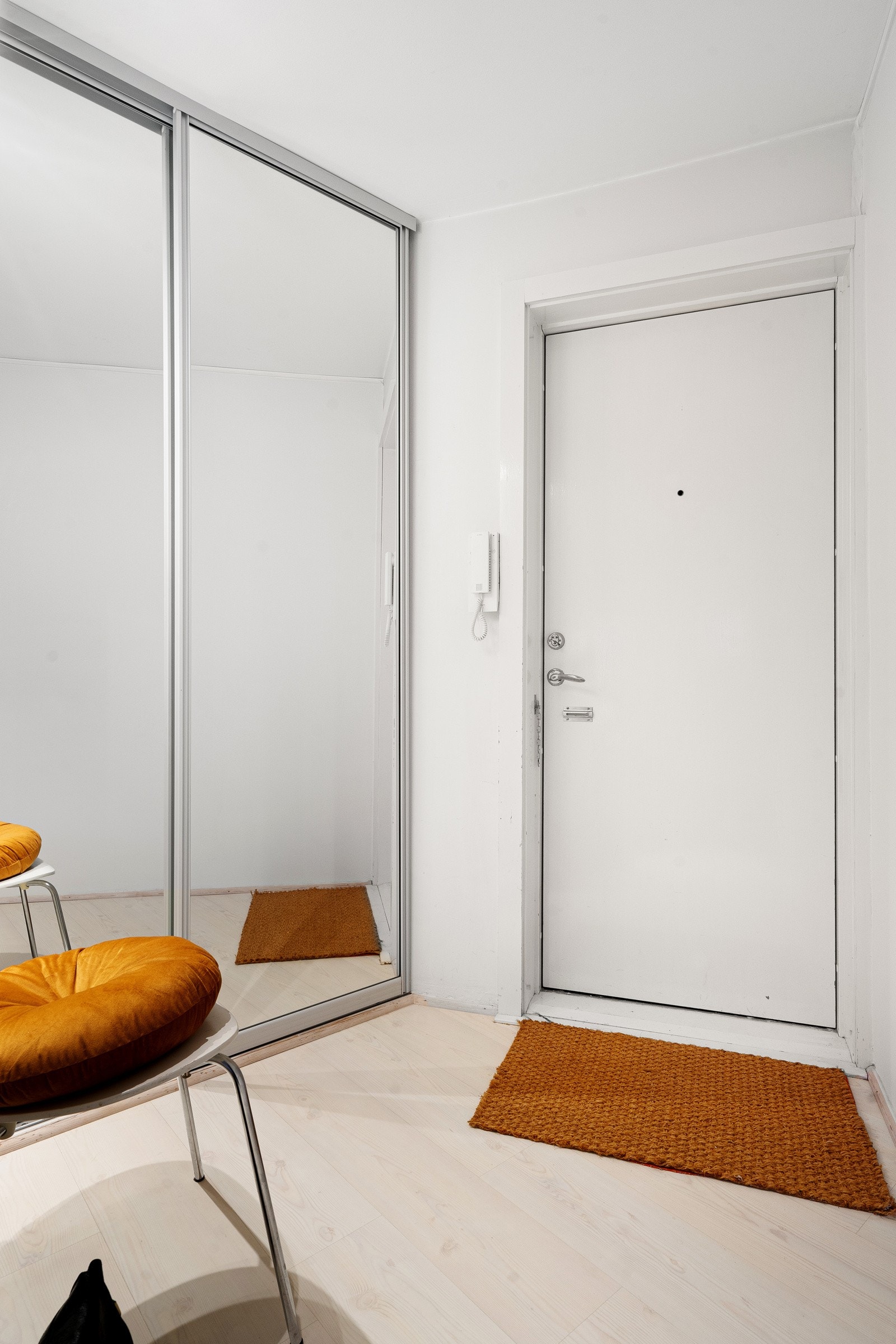 Lys entré med god skapplass i skyvedørsgarderobe. Galleribilde