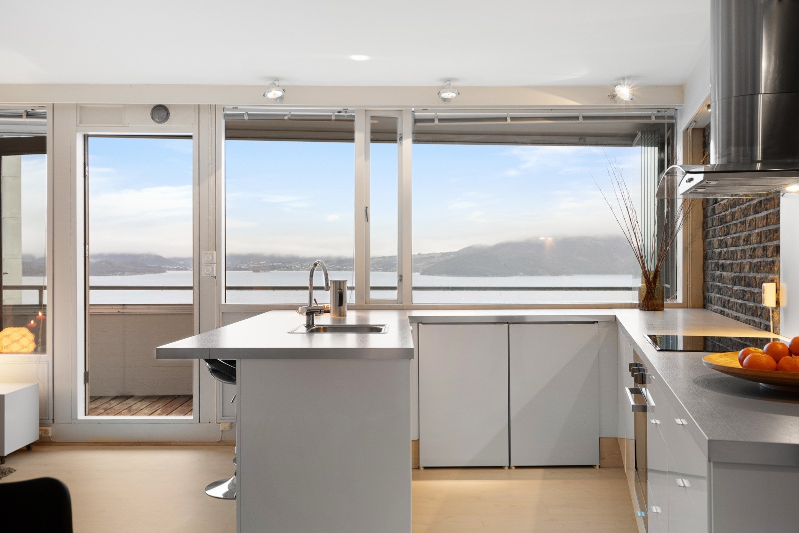 Kjøkkenet har rikelig med skap- og benkeplass - perfekt for hobbykokken. Galleribilde