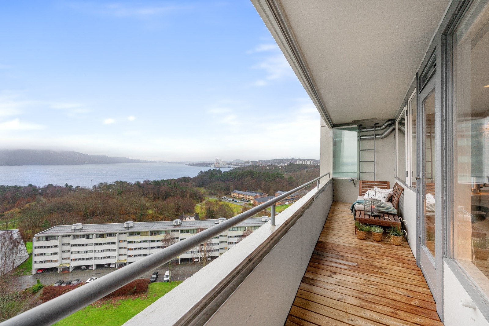 Balkongen kan skilte med sjelden flott utsikt over Gandsfjorden. Galleribilde