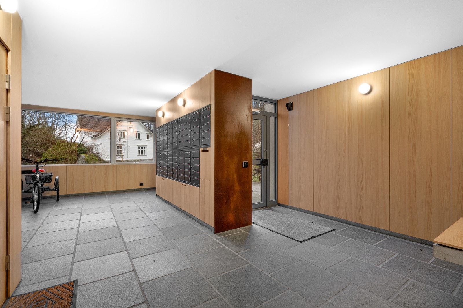 Inngangspartiet er pent opparbeidet, noe som gir et godt førsteinntrykk. Galleribilde